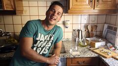 Imagen de Carlos Maldonado en la cocina de su casa en Talavera de la Reina junto al premio de &#039;Masterchef&#039;.