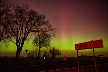 La aurora boreal ilumina el cielo de Mecklenburg-Western Pomerania, Altefähr, Alemania. 