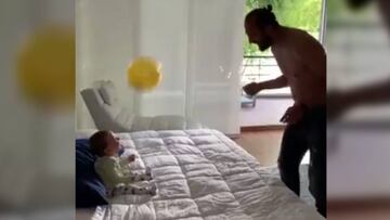 Hernán Barcos le enseña a cabecear a su hijo