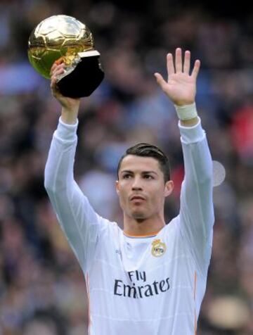 Cristiano Ronaldo ofrece el Balón de Oro a la afición.