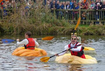 Un grupo de participantes compiten durante la Pumpkin Regatta, una carrera anual de relevos de botes realizados en calabazas gigantes, en la ciudad belga de Kasterlee, Bélgica.