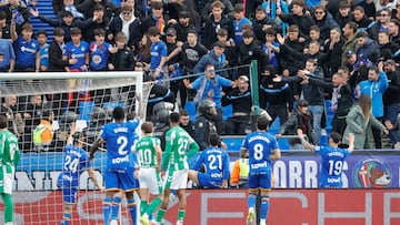 GETAFE (MADRID), 08/03/2026.- Altercados en las gradas durante el partido de LaLiga entre el Getafe y el Betis, este domingo en el Coliseo. EFE/ Zipi