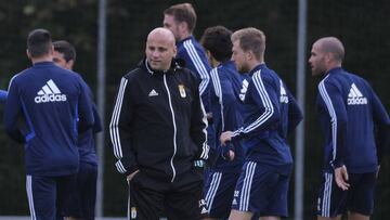 24/10/19  ENTRENAMIENTO REAL OVIEDO
  ROZADA PENSATIVO JUNTO A SUS JUGADORES GRUPO