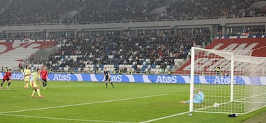 Oyarzabal lanzó la pena máxima del penalti por mano de Gocholeishvili. Engañó por completo a Mamardashvili en su lanzamiento, ejecutando el golpeo a su lado derecho y de seguridad. Perfecta definición.