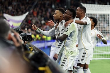 Los jugadores del Real Madrid celebran el gol de la victoria tras el tanto de Kylian Mbappé.