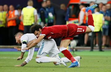 Salah suffers injury and leaves the game before break.