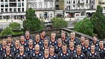<b>LOS GUARDIANES DE EDIMBURGO. </b>Los escoceses posan con la capital escocesa a sus pies.