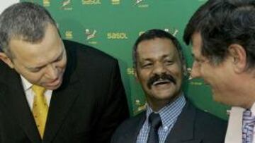 <b>HISTÓRICO. </b>De Villiers, en medio, primer técnico springbok negro.