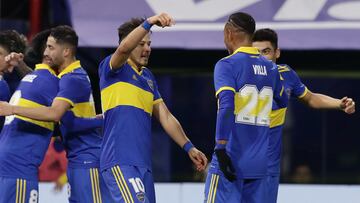 Boca Juniors' Paraguayan midfielder Oscar Romero (C) celebrates with teammates after scoring his second goal against Platense during their Argentine Professional Football League tournament match at La Bombonera stadium in Buenos Aires, on August 6, 2022. (Photo by Alejandro PAGNI / AFP)