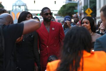 Dwyane Wade y su mujer, Gabrielle Union, en la alfombra roja antes de la ceremonia de introducción de nuevos miembros al Hall of Fame del baloncesto.