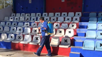 Un empleado del del Villacañas, desinfectando las gradas de Las Pirámides.