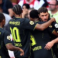 Santiago Giménez anota doblete y da asistencia en el clásico ante Ajax