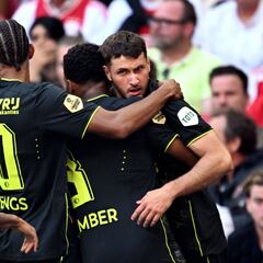 Santiago Giménez apunta a la Premier League de acuerdo con medios ingleses