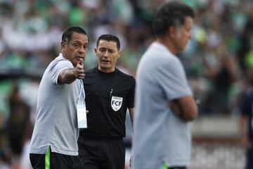 Luis Narváez, de penal, le dio la victoria a los dirigidos por Julio COmesaña. Los verdes, que celebraban el 'Día del Hincha Verdolaga', terminaron con 10.