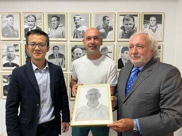 Blanco, en la Galería de Entrenadores con su cuadro, junto a Mao Ye Wu, CEO, y el presidente de la Fundació, Antoni Fernández Teixidó.