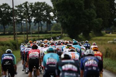El pelotón durante la exigente etapa entre Évaux les Bains y Le Lioran.