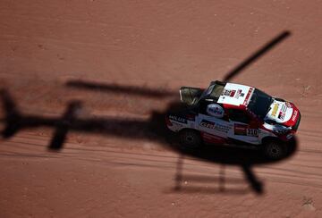 Curiosa imagen en la que coinciden el helicóptero y el coche de Fernando Alonso y Marc Coma. 
 