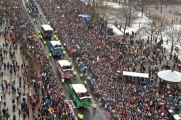 A pesar del frío los bostonianos salieron a la calle para saludar a sus campeones.