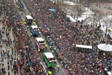 A pesar del frío los bostonianos salieron a la calle para saludar a sus campeones.