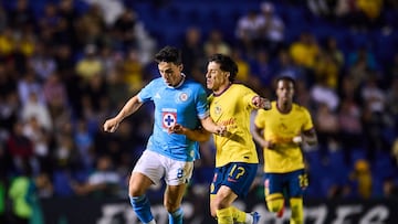 Lorenzo Faravelli (L) of Cruz Azul fights for the ball with Alejandro Zendejas (R) of America during the Quarter Finals first leg match between America and Cruz Azul as part of the CONCACAF Champions Cup 2025, at Ciudad de los Deportes Stadium on April 01, 2025 in Mexico City, Mexico.