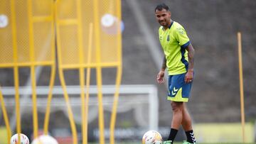 Jonathan Viera, jugador de la UD Las Palmas, se ejercita en solitario.