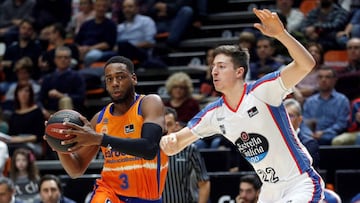 GRAF410. VALENCIA, 30/11/2019. El escolta del Valencia Basket Jordan Loyd (i) disputa la posesi&oacute;n con el alero del Monbus Obradoiro &Aacute;lvaro Mu&ntilde;oz, durante el partido de la und&eacute;cima jornada de Liga Endesa, disputada este domingo en el Pabell&oacute;n Fuente de San Lu&iacute;s. EFE/Miguel &Aacute;ngel Polo