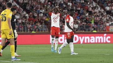 Jugadores del Almería se lamentan durante el partido contra el Alcorcón en LaLiga SmartBank.