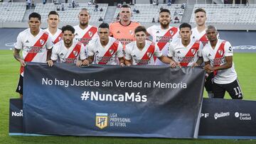 BUENOS AIRES, ARGENTINA - MARCH 28: Players of River Plate pose holding a flag that reads "No justice without truth and remembrance, Never Again" as Argentina commemorates 45 years after the last coup prior a match as part of Copa de la Liga Profesional 2021 between River Plate and Racing Club at Estadio Monumental Antonio Vespucio Liberti on March 28, 2021 in Buenos Aires, Argentina. (Photo by Marcelo Endelli/Getty Images)