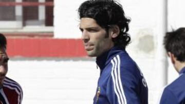 <b>DURA MAÑANA. </b>Lafita y Roberto conversan ayer, serios, en la Ciudad Deportiva del Sevilla.