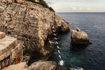 El clavadista colombiano en el paraíso de La Cueva Azul 