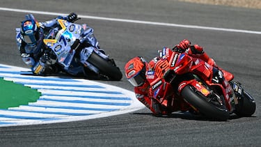 Marc Márquez, por delante de su hermano, Álex, líder del Mundial de MotoGP.