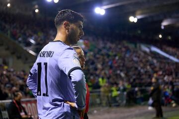 Asensio saca un córner en el partido frente al Cacereño.