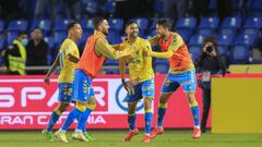 Los jugadores de Las Palmas celebran el gol que les dio el triunfo ante el Sporting. 