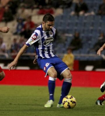 Tras dos buenas temporadas, el Valencia lo fichó para suplir a Soldado, que se fue al Tottenham. Fracasó en el Valencia, jugando sólo 15 partidos y marcando sólo tres goles. Dos años después, recaló en el Depor, donde tampoco tuvo éxito: 14 partidos y un gol.