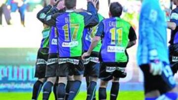 <b>APOÑO, OTRO DE PENALTI. </b>El 10 del Málaga no falló y batió a Justo Villar. Era el 2-0, que ponía el partido cuesta arriba para el Valladolid antes del descanso.