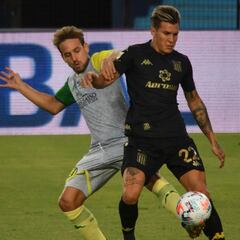 Aldosivi no pudo sostener dos veces la ventaja y de pelota parada, Racing lo empató