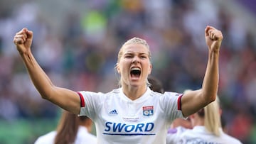 Ada Martine Stolsmo Hegerberg (Molde, Noruega, 25 años) es otra estrella que brilla con luz propia tanto dentro como fuera de los terrenos de juego. Máxima goleadora histórica de la Champions (53 dianas), la atacante del Olympique de Lyon es toda una 'killer' en el área. Su gran envergadura (1,77m y 70kg), su calidad con el balón en los pies y su gran definición le hacen ser una de las '9' más decisivas del mundo. Estrella del Lyon, en el que ha ganado 15 títulos (seis Ligas y cinco Copas en Francia y cinco Champions), tiene un palmarés envidiable: una Liga noruega y galardones individuales como el de Mejor Jugadora para la UEFA en 2016 y Balón de Oro en 2018, siendo la primera mujer en ganar este premio. A sus 25 años, Hegerberg suma más de 300 tantos desde que debutara como profesional en 2010 en las filas del Kolbotn noruego.
Además, la noruega también se ha convertido en un icono en la lucha por la igualdad. La delantera renunció a jugar en su Selección y no disputó el Mundial en protesta por las desigualdades entre hombres y mujeres en el fútbol de su país y se ha mostrado muy comprometida con esta lucha. Actualmente, la atacante noruega se encuentra en la recta final de la recuperación de una grave lesión en su rodilla y ha tenido que pasar por el quirófano por una fractura en su tibia izquierda. Con un 2020 empañado por las lesiones y la COVID-19, se espera ver pronto en los terrenos de juego a la reina del gol en Europa.