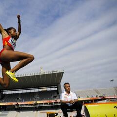 Ana Peleteiro vuela hasta 14,22 en triple, récord promesa