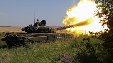 Ukrainian servicemen fire with a tank towards Russian troops near a front line, amid Russia's attack on Ukraine, in Kharkiv region, Ukraine July 6, 2023. REUTERS/Vyacheslav Madiyevskyy