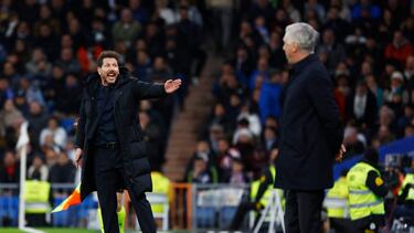 Soccer Football - Copa del Rey - Quarter Final - Real Madrid v Atletico Madrid - Santiago Bernabeu, Madrid, Spain - January 26, 2023 Atletico Madrid coach Diego Simeone reacts as Real Madrid coach Carlo Ancelotti looks on REUTERS/Susana Vera
