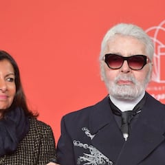 El diseñador Karl Lagerfeld aparece sin dientes en el encendido de luces de París