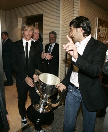 Junto a Raúl, los 2 capitanes de aquel momento levantan el trofeo de campeón de Liga de 2007.