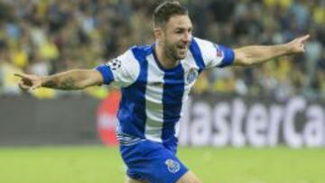 Lay&uacute;n celebrando su primer gol en el Porto en el estadio Sammy Ofer