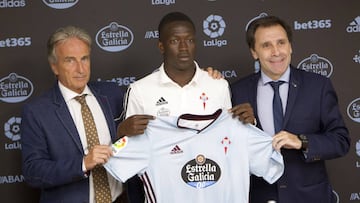 Pape posa con la camiseta del Celta.