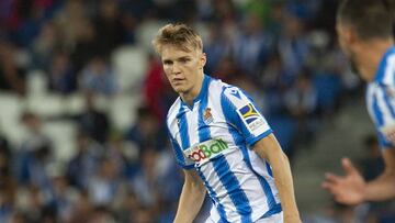 Odegaard, que ha estado entre algodones esta semana, da un pase en un partido reciente.