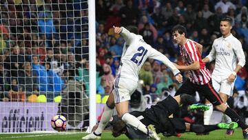 GRA340. MADRID, 23/10/2016.- El delantero del Real Madrid Morata (i) marca el segundo gol ante el Athletic de Bilbao, durante el partido de la novena jornada de Liga en Primera División que están disputando esta noche en el estadio Santiago Bernabéu, en Madrid. EFE/Zipi