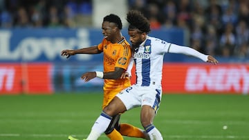 Soccer Football - LaLiga - Leganes v Real Madrid - Estadio Municipal de Butarque, Leganes, Spain - November 24, 2024 Real Madrid's Vinicius Junior in action with Leganes' Valentin Rosier REUTERS/Isabel Infantes
