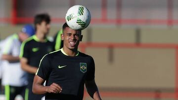 Brazilx92s Gabriel Jesus controls the ball during a Brazil Olympic soccer team training session in Brasilia, Brazil, Aug. 1, 2016. Brazil holds its first match against South Africa on August 4. (AP Photo/Eraldo Peres)