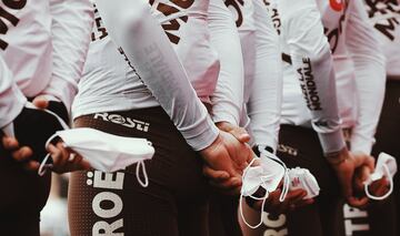 Detalle de los ciclista del equipo AG2R Citroën Team.