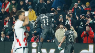 El delantero brasileño del Real Madrid, Rodrygo, celebra el tercer gol del equipo madridista durante el encuentro correspondiente a la jornada 17 de Laliga EA Sports que disputan hoy sábado Rayo Vallecano y Real Madrid en el estadio de Vallecas, en Madrid.